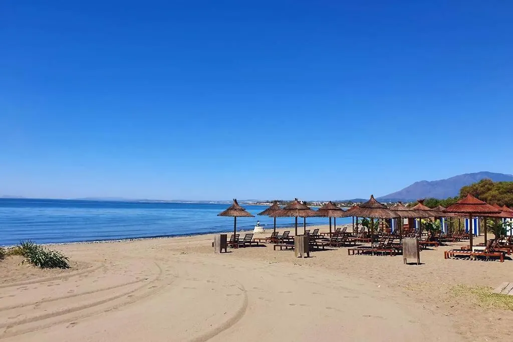 Large Ground Floor Apartment With Private Garden And Beach Access Estepona 0*,  Spanje