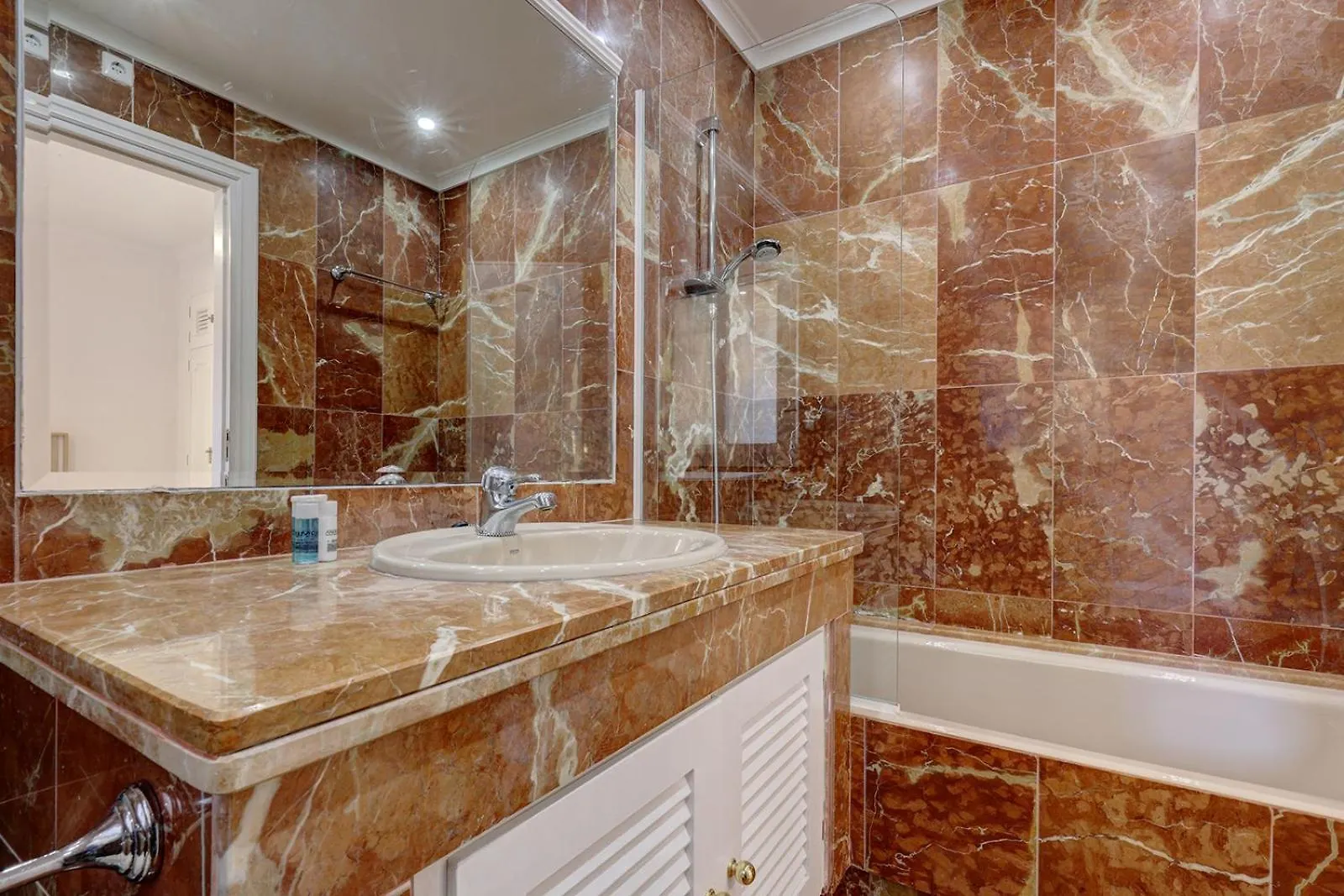 Vakantiehuis Large Ground Floor Apartment With Private Garden And Beach Access Estepona