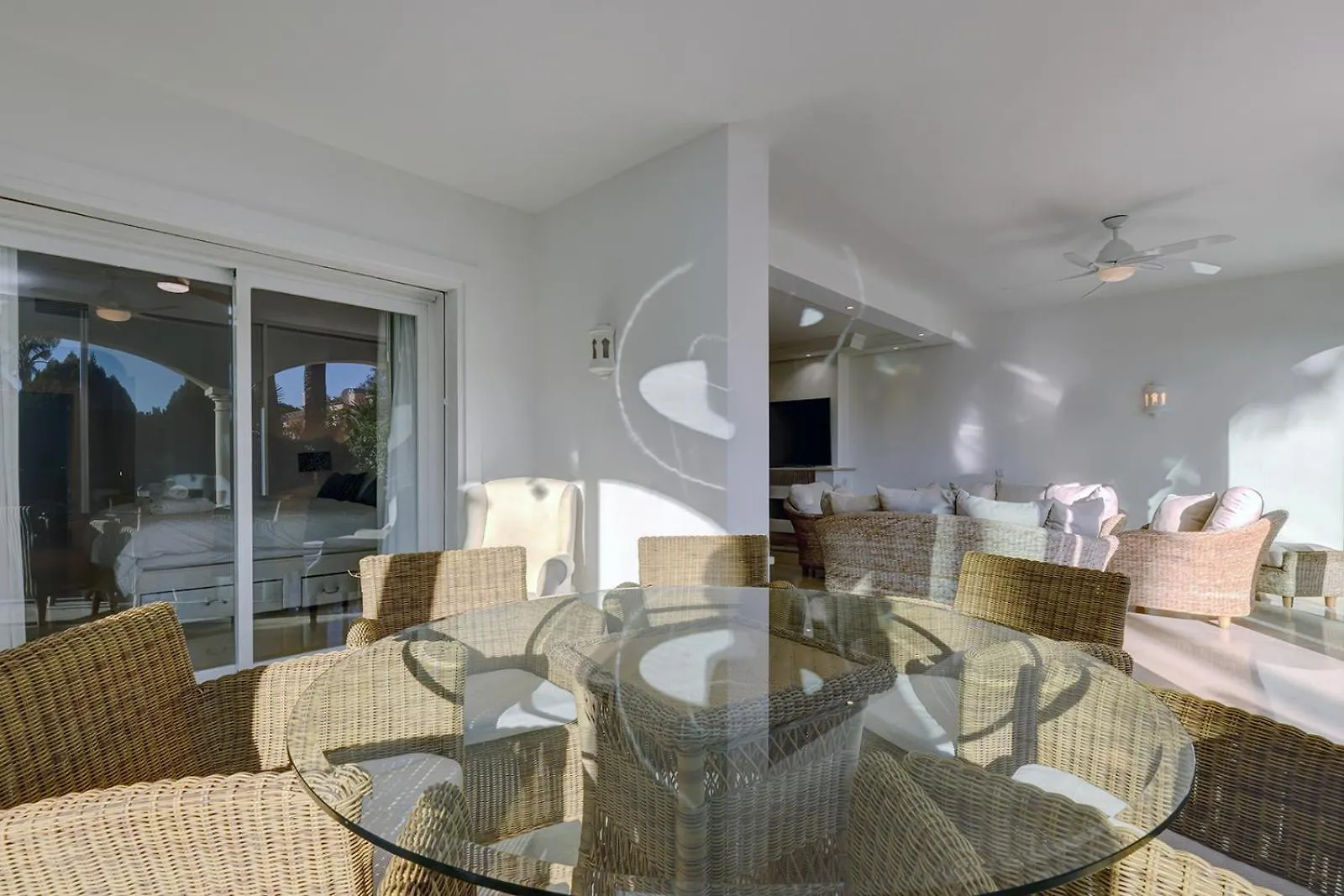 Vakantiehuis Large Ground Floor Apartment With Private Garden And Beach Access Estepona Spanje