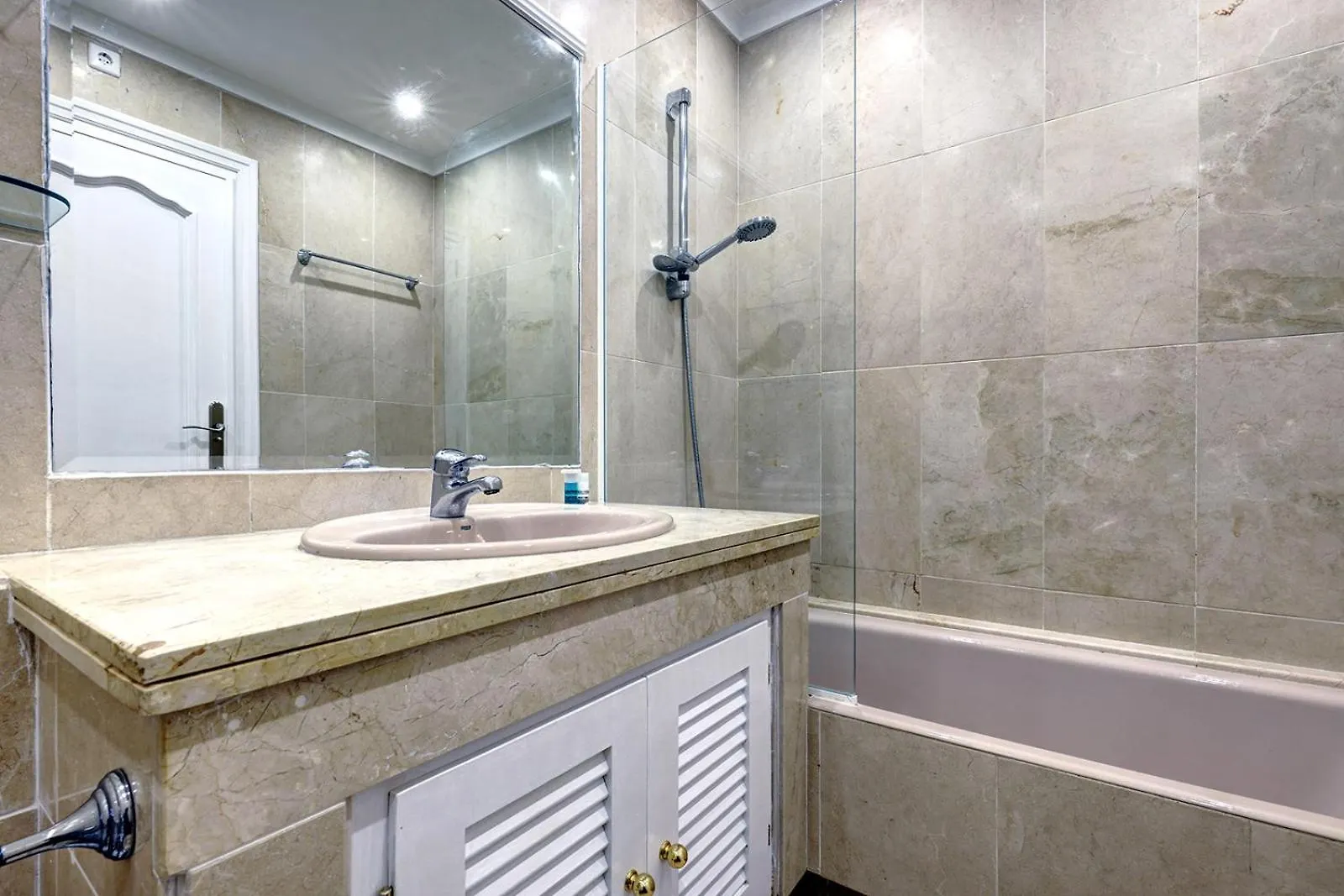 Large Ground Floor Apartment With Private Garden And Beach Access Estepona