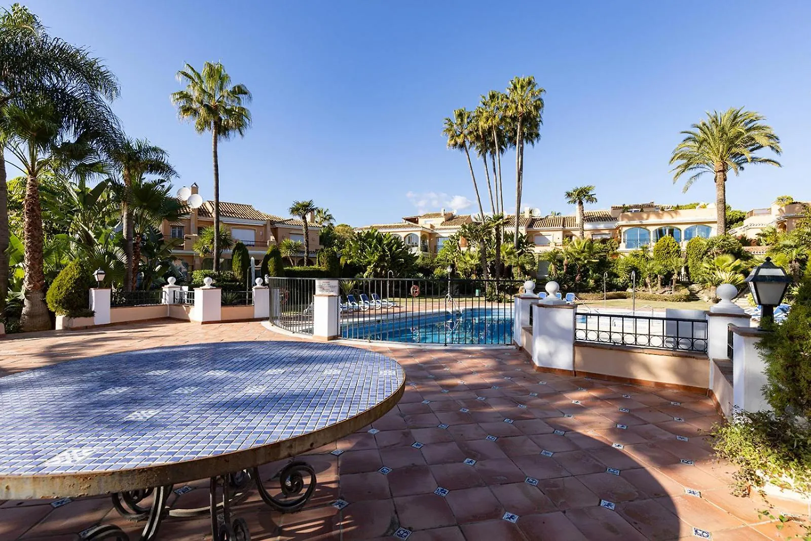 Large Ground Floor Apartment With Private Garden And Beach Access Estepona Vakantiehuis