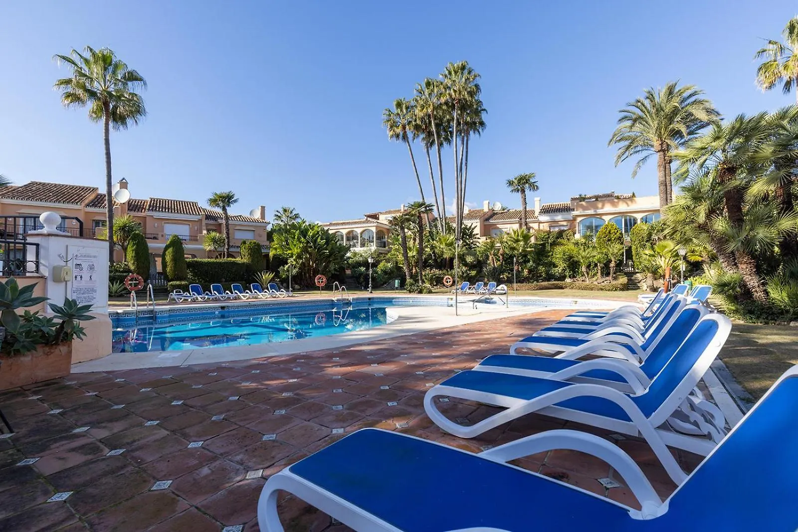 Large Ground Floor Apartment With Private Garden And Beach Access Estepona Vakantiehuis