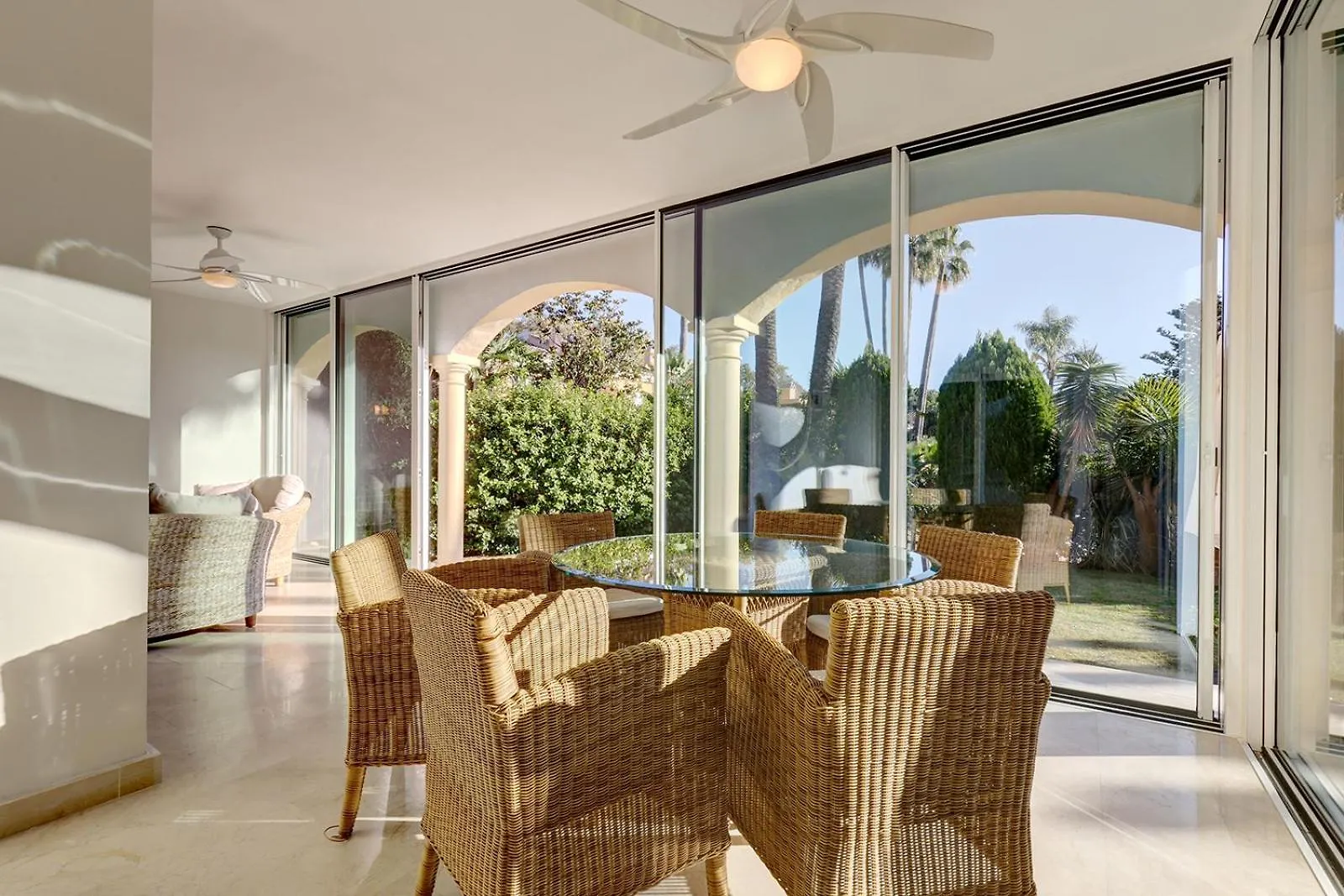 Vakantiehuis Large Ground Floor Apartment With Private Garden And Beach Access Estepona