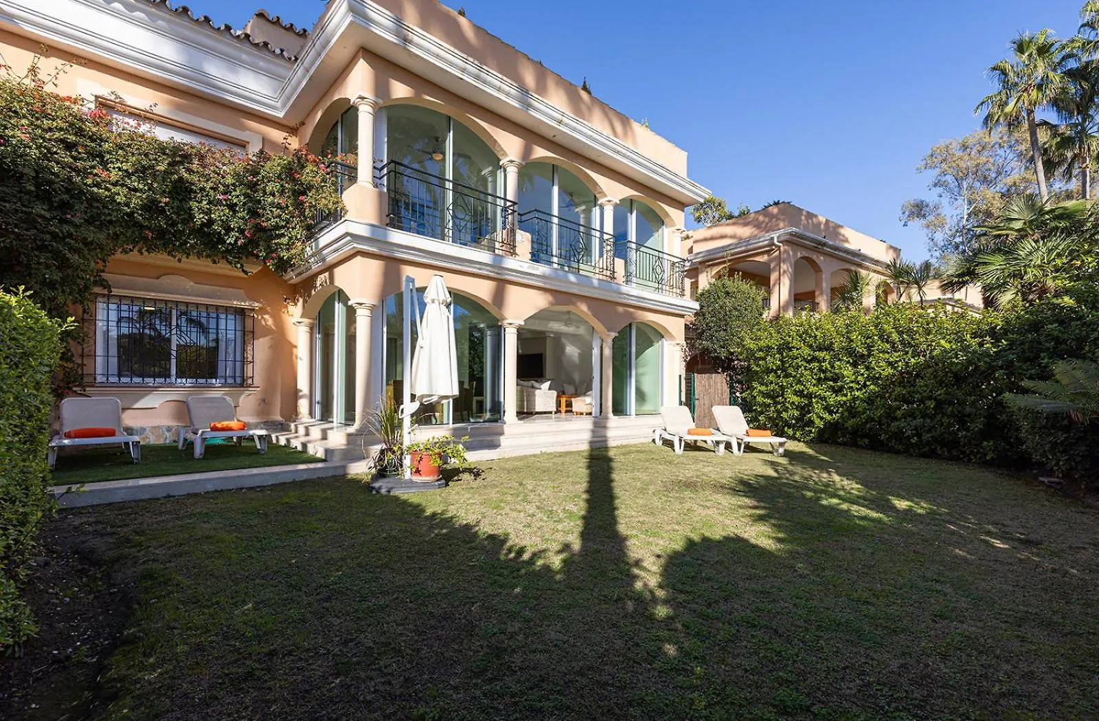 Large Ground Floor Apartment With Private Garden And Beach Access Estepona 0*,  Spanje