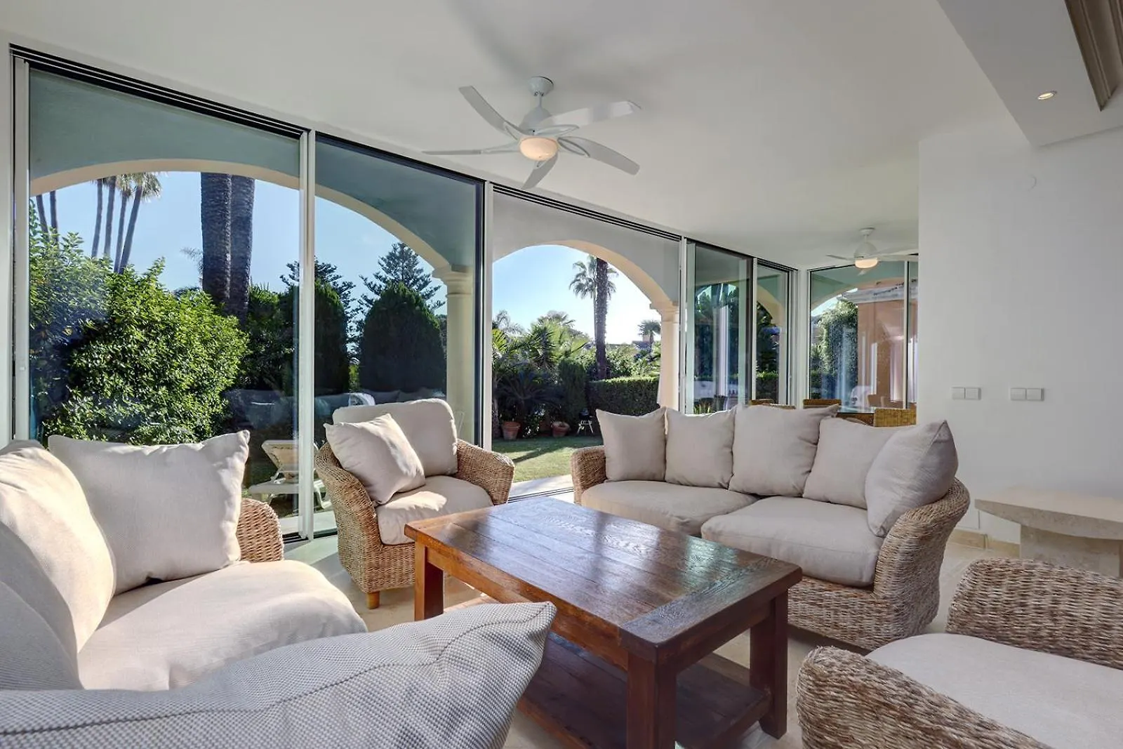 Vakantiehuis Large Ground Floor Apartment With Private Garden And Beach Access Estepona Spanje