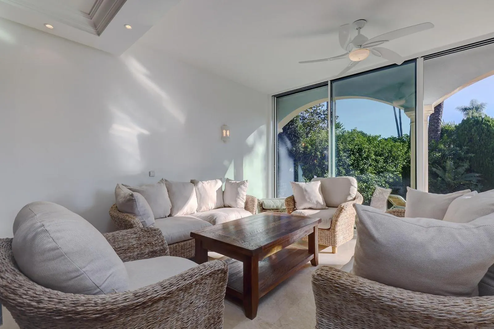 Large Ground Floor Apartment With Private Garden And Beach Access Estepona 0*,  Spanje