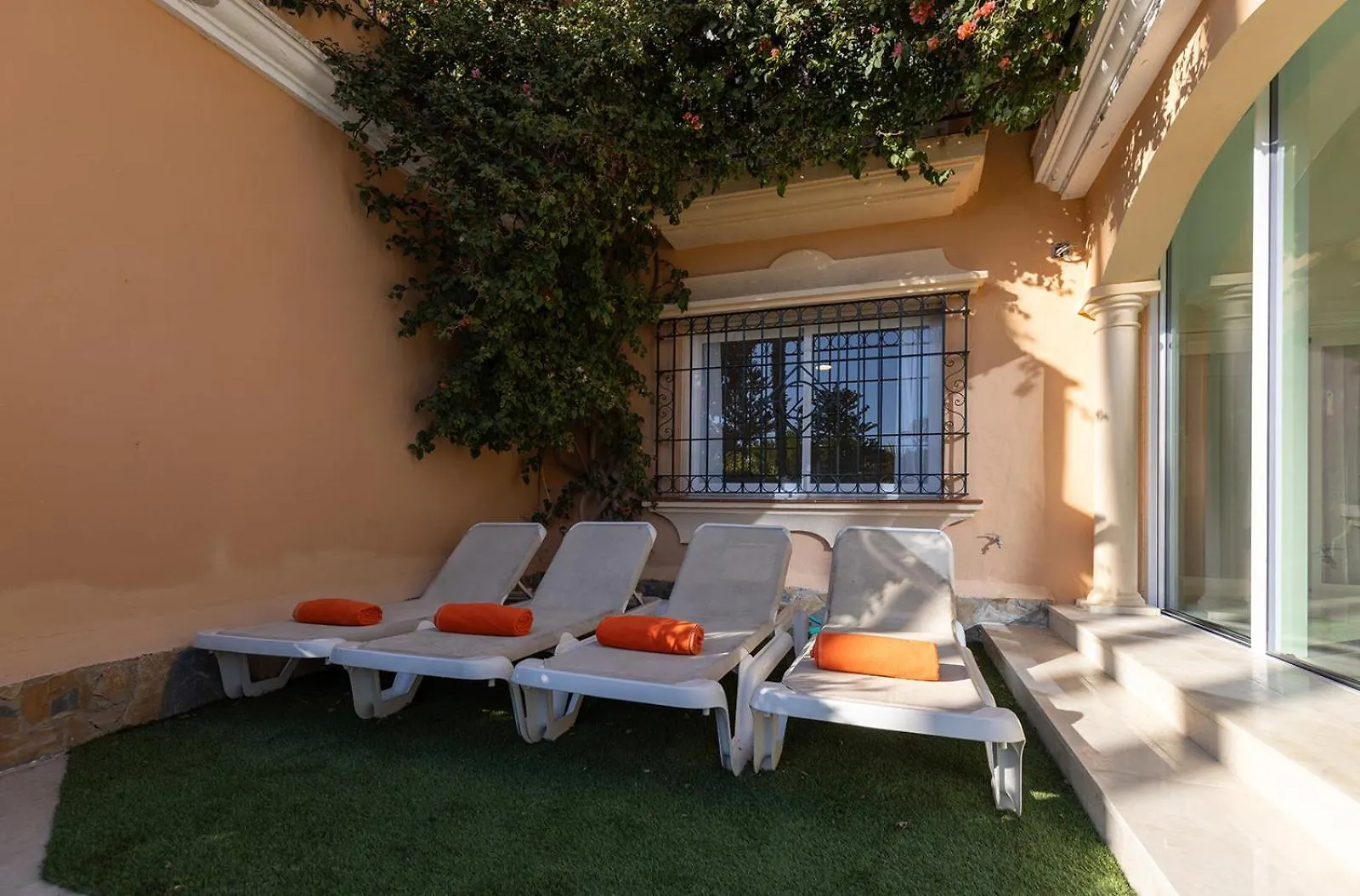 Vakantiehuis Large Ground Floor Apartment With Private Garden And Beach Access Estepona Spanje