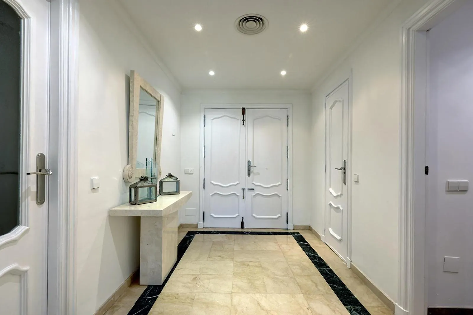 Large Ground Floor Apartment With Private Garden And Beach Access Estepona Vakantiehuis
