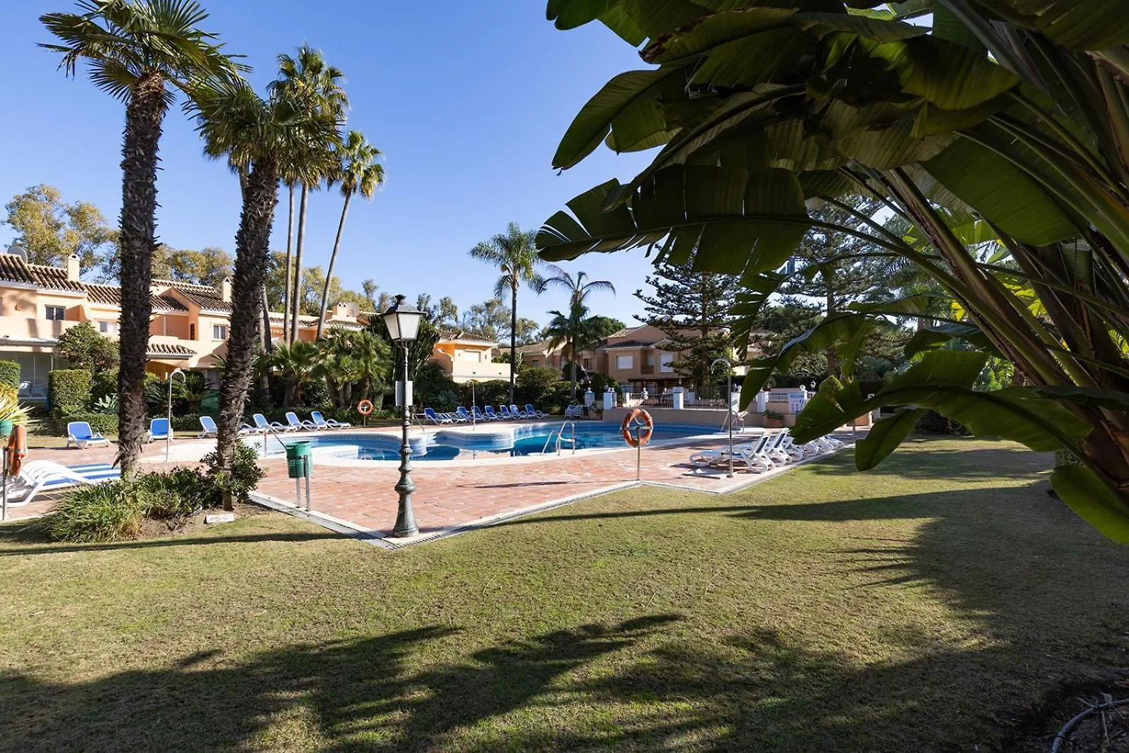 Vakantiehuis Large Ground Floor Apartment With Private Garden And Beach Access Estepona