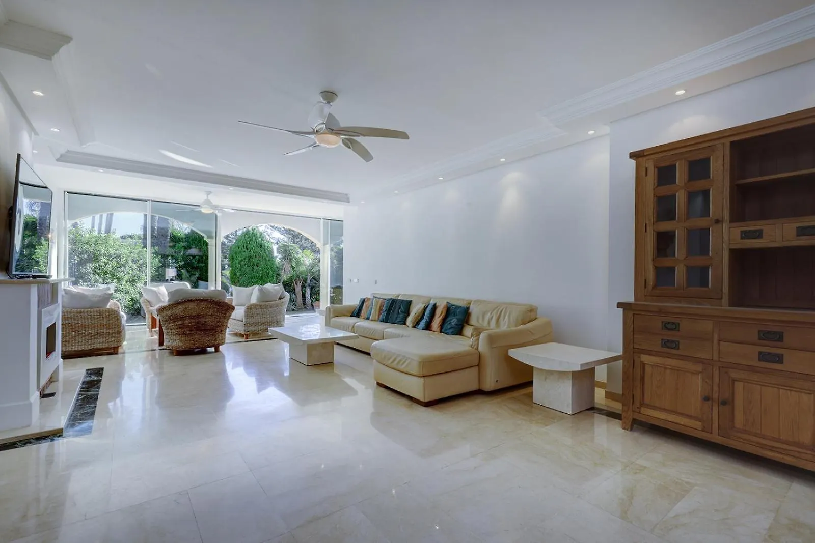 Vakantiehuis Large Ground Floor Apartment With Private Garden And Beach Access Estepona