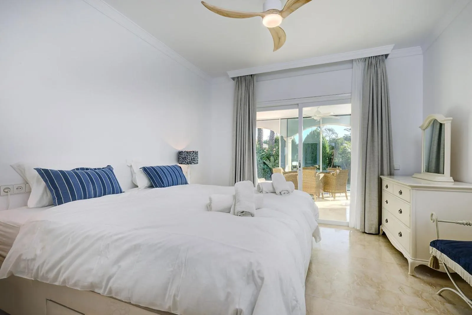 Vakantiehuis Large Ground Floor Apartment With Private Garden And Beach Access Estepona