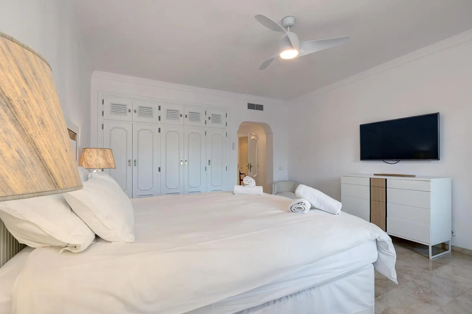 Vakantiehuis Large Ground Floor Apartment With Private Garden And Beach Access Estepona