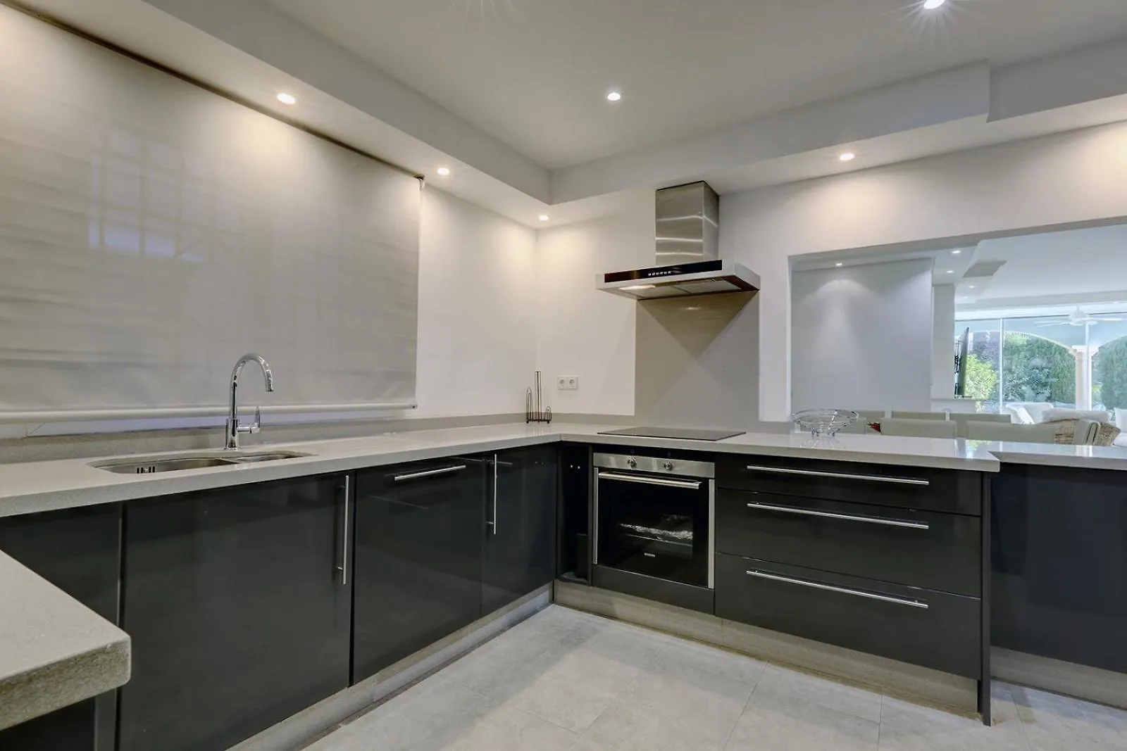 Large Ground Floor Apartment With Private Garden And Beach Access Estepona 0*,