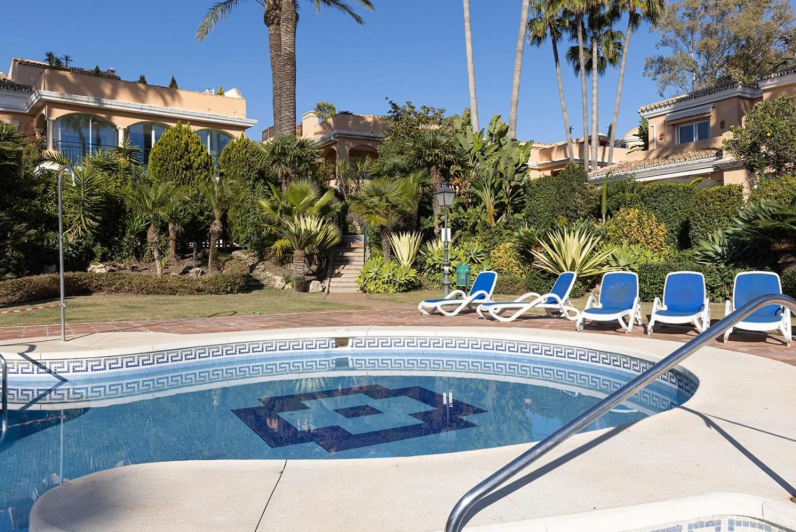 Large Ground Floor Apartment With Private Garden And Beach Access Estepona 0*,