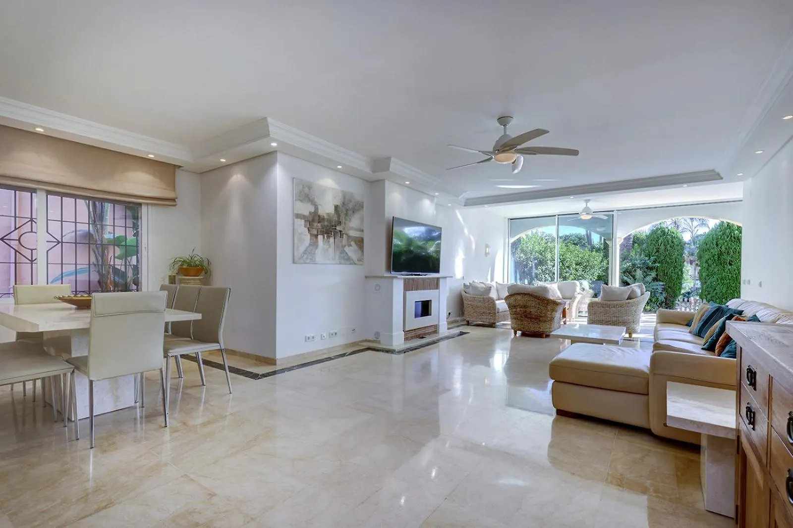 Large Ground Floor Apartment With Private Garden And Beach Access Estepona