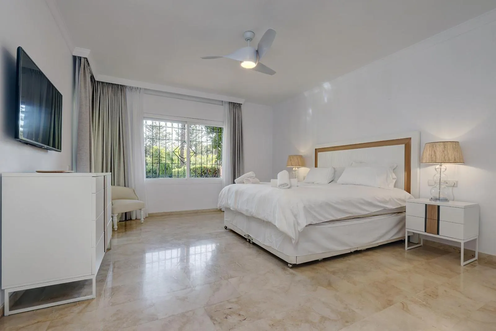 Large Ground Floor Apartment With Private Garden And Beach Access Estepona 0*,